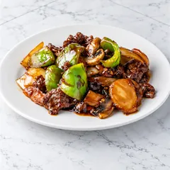 Beef with green bell pepper, mushrooms, onion and water chestnuts in brown sauce