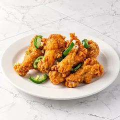 Fried chicken wings with jalapeño and green onion